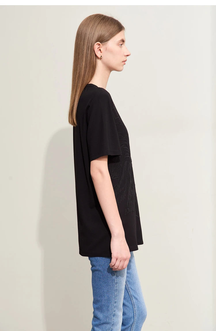 Damen T-Shirt mit minimalistischer Stickerei im lässigen Stil für den Sommer