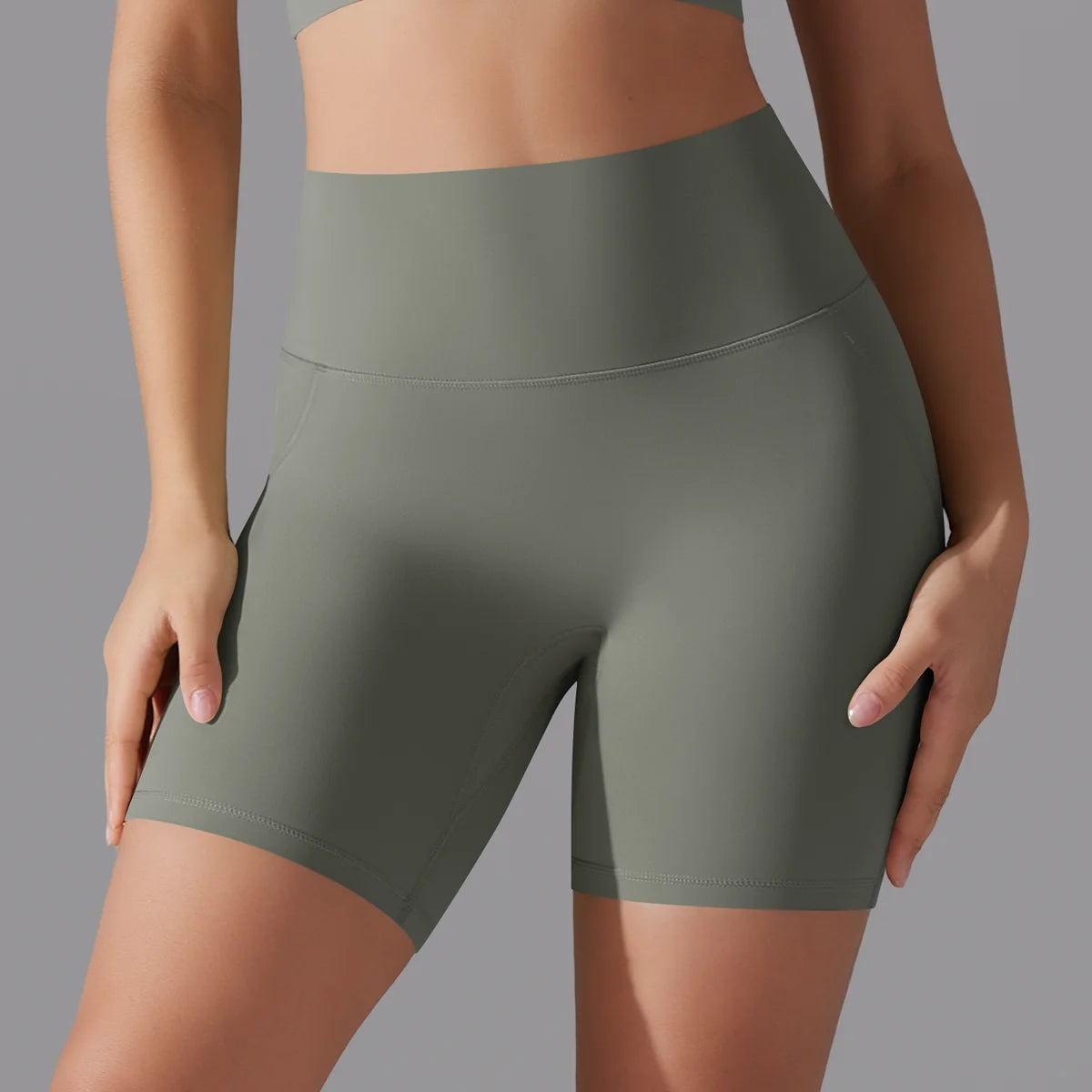 Sport-Shorts für Damen, khaki-grün, figurbetont mit breitem Bund