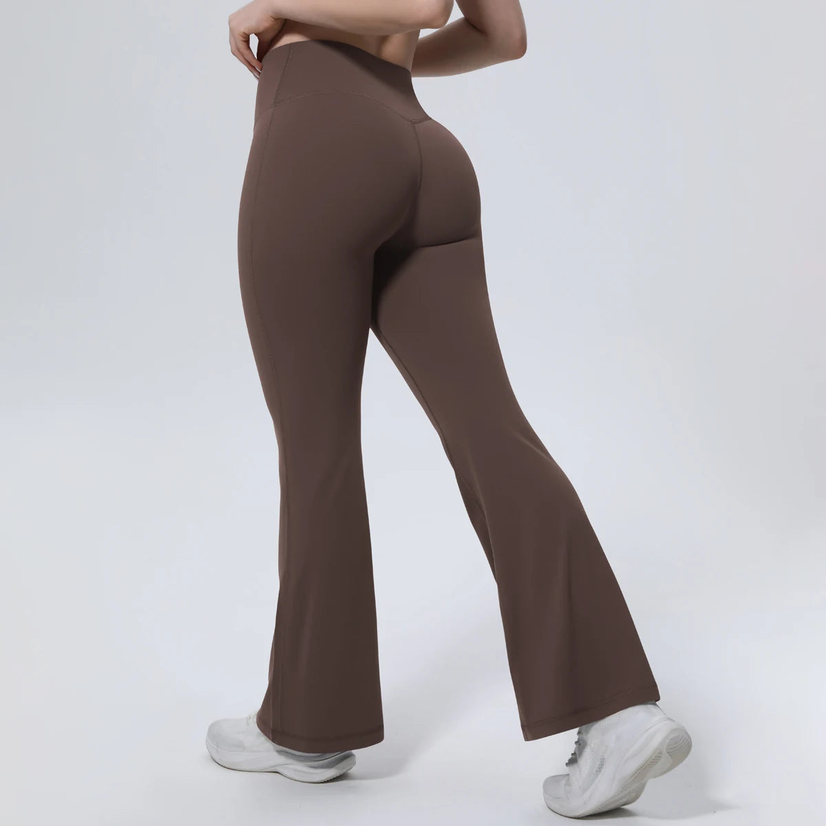 Damen-Sporthose mit hoher Taille, dunkelbraun, ausgestelltes Bein im Seitenprofil
