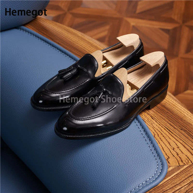 Schwarze Ledermokassins mit Quasten, Slip-on, Holzschuhspanner sichtbar