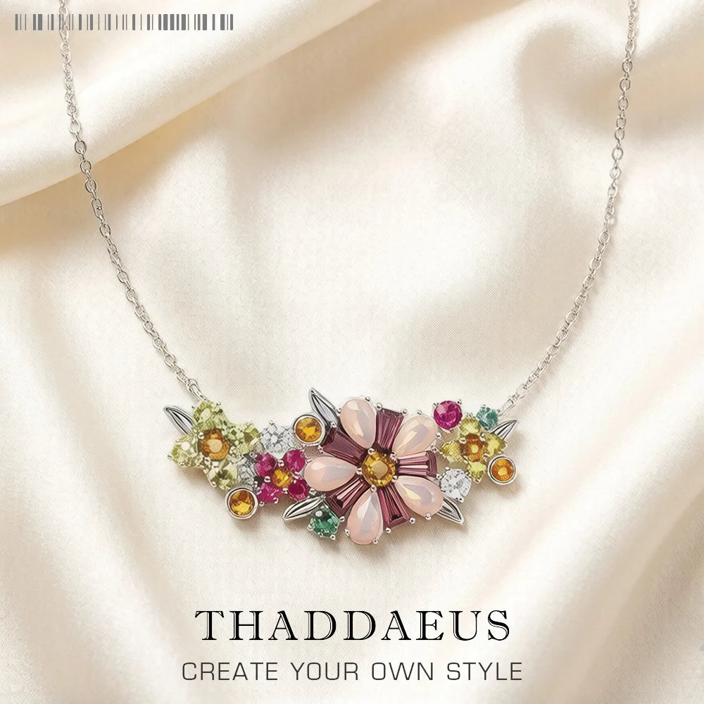 Silberfarbene Halskette mit Blumen-Anhänger aus bunten Steinen und Gliederkette