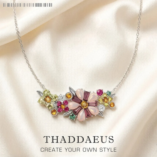Silberfarbene Halskette mit Blumen-Anhänger aus bunten Steinen und Gliederkette