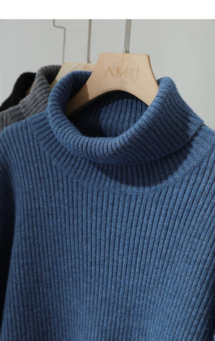 Blauer Rollkragenpullover mit geripptem Kragen und feinem Rippstrick