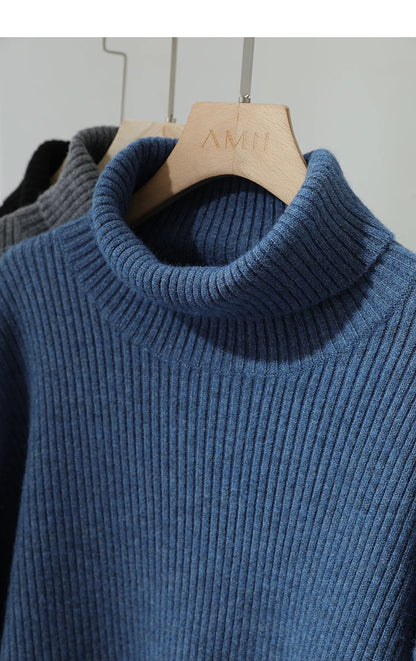 Blauer Rollkragenpullover mit geripptem Kragen und feinem Rippstrick