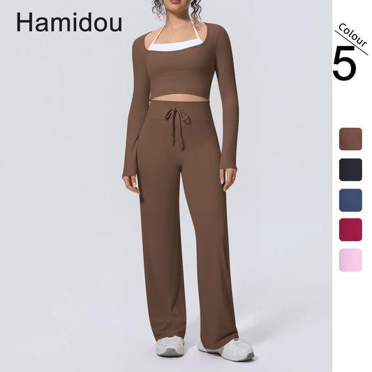 Braunes Yoga-Set mit langarmigem Crop-Top und weitem Hose mit Bindeband an der Taille