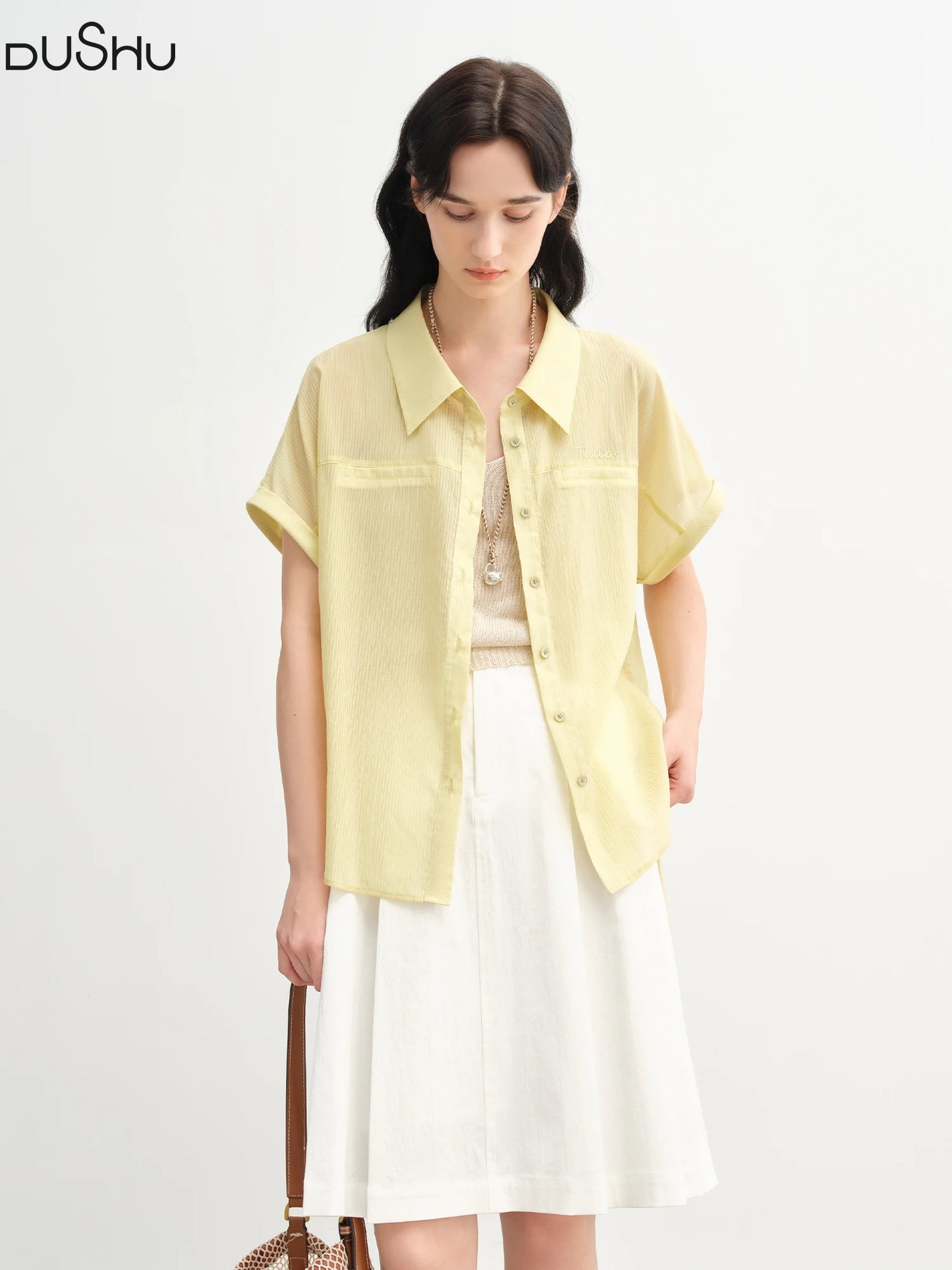 Sommerliches Damen-Shirt mit figurbetontem, künstlerischem Druck und einzigartigem Muster – lässig und schick.