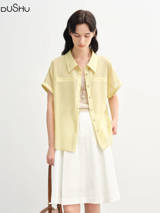 Sommerliches Damen-Shirt mit figurbetontem, künstlerischem Druck und einzigartigem Muster – lässig und schick.