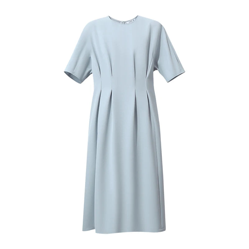 Midi-Kleid in hellem Blau, flach gelegt, mit Rundhalsausschnitt und kurzen Ärmeln