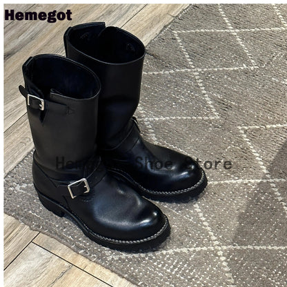 Schwarze Stiefel mit Schnallenriemen und dicker Sohle, seitliche Ansicht