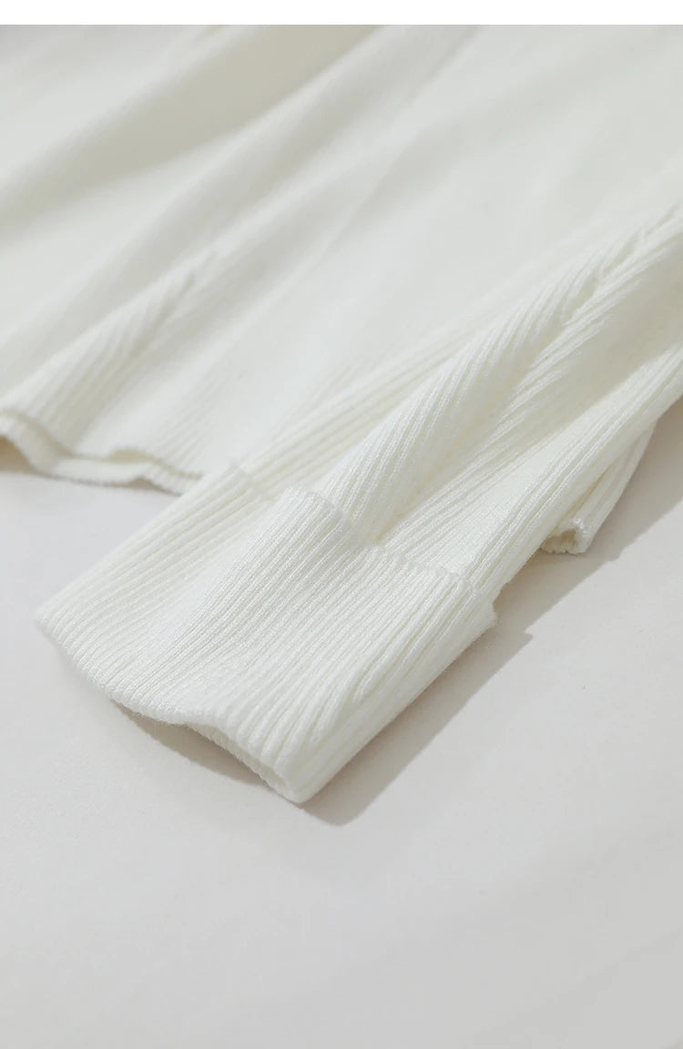 Amii Rollkragen-Pullover, hellbeiger Saum mit geripptem Abschluss und langen Ärmeln