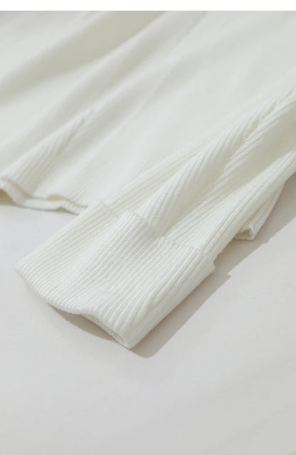 Amii Rollkragen-Pullover, hellbeiger Saum mit geripptem Abschluss und langen Ärmeln