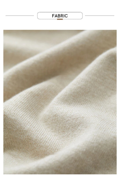 Nahaufnahme: Strickstoff mit weicher Textur in beiger Farbe