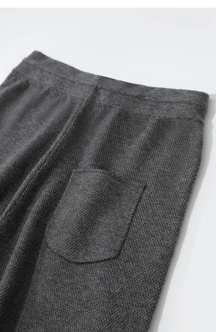 Graue Strick-Shorts mit angedeuteter Tasche auf der Rückseite
