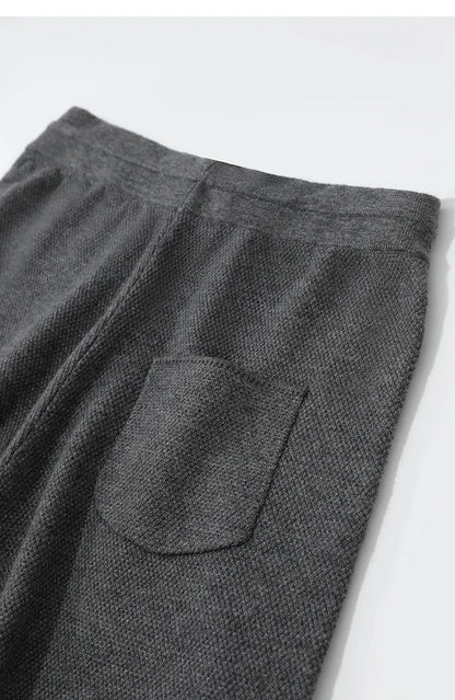 Graue Strick-Shorts mit angedeuteter Tasche auf der Rückseite