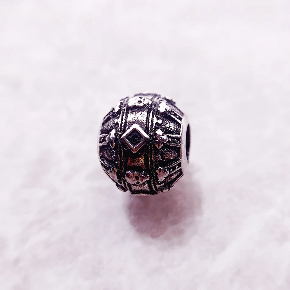 Vorderansicht: 925-Silber-Charmeperle mit Krone und Totenkopf, detailreich graviert