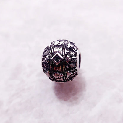 Vorderansicht: 925-Silber-Charmeperle mit Krone und Totenkopf, detailreich graviert