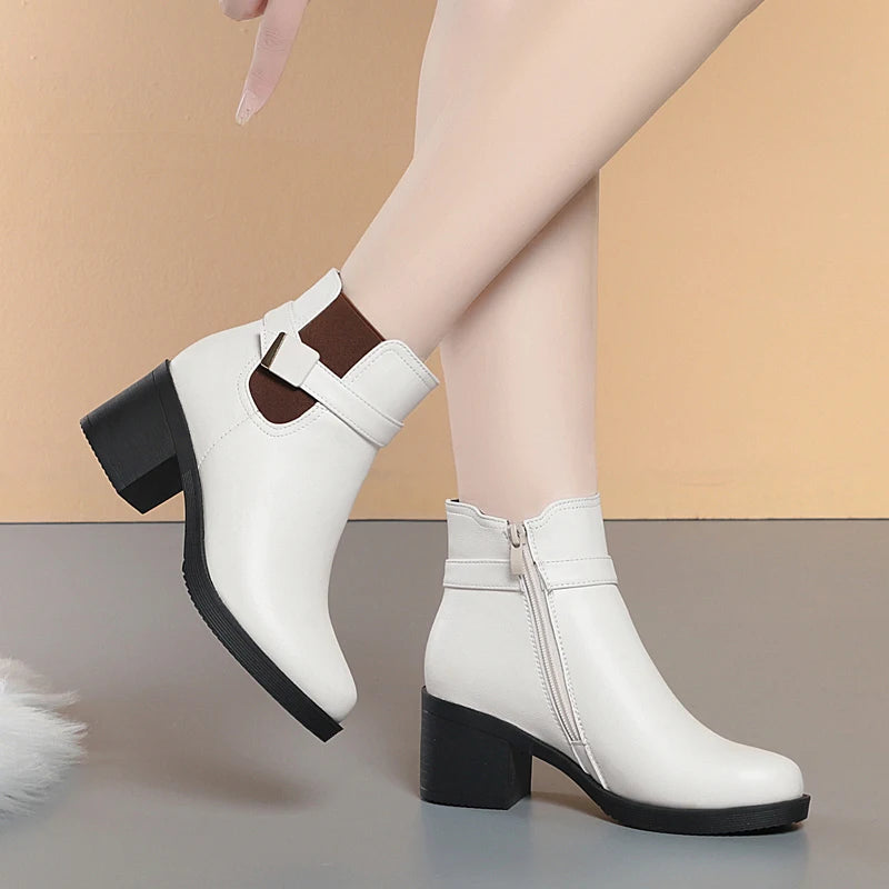 Weiße Stiefeletten mit breitem Absatz, Ziergurt und gepolstertem Schaft
