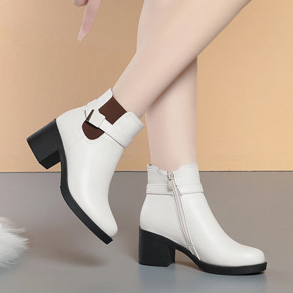 Weiße Stiefeletten mit breitem Absatz, Ziergurt und gepolstertem Schaft