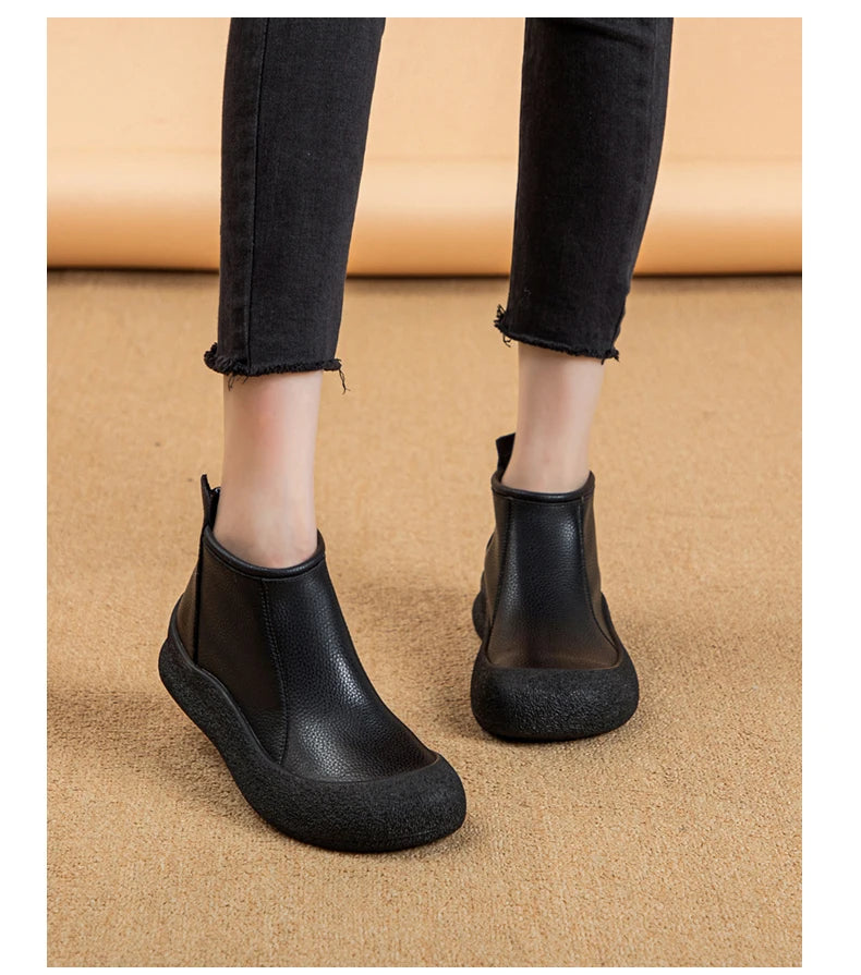 Damen-Stiefeletten aus schwarzem Leder, flach, seitliche Einsätze, runde Zehenpartie