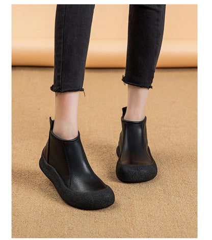Damen-Stiefeletten aus schwarzem Leder, flach, seitliche Einsätze, runde Zehenpartie