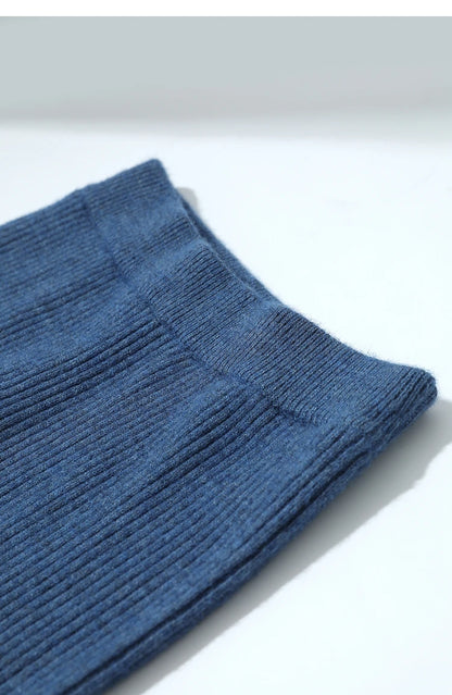Blaues Rippstrickbündchen am Ärmel, gerippt und elastisch