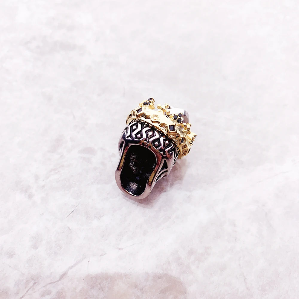 Seitansicht Totenkopf-Anhänger: goldene Krone, silberfarben, schwarze Einlagen am Kopf