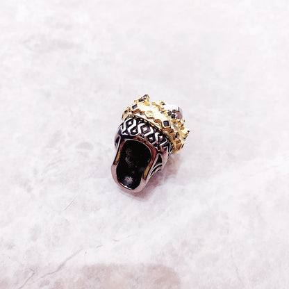 Seitansicht Totenkopf-Anhänger: goldene Krone, silberfarben, schwarze Einlagen am Kopf