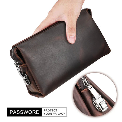 Braune Leder-Clutch in Hand gehalten, Reißverschluss und kompakte Form