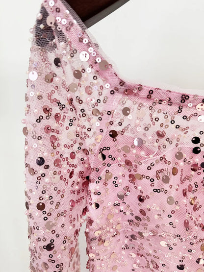 Elegantes Damen-Midikleid mit schulterfreiem Design, langen Ärmeln und Perlen-Patchwork – figurbetont und luxuriös.