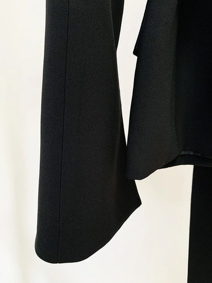 Langes Damen-Patchwork-Kleid mit Rüschen und Falten, Rundhalsausschnitt und langen Ärmeln – einreihig und locker geschnitten.