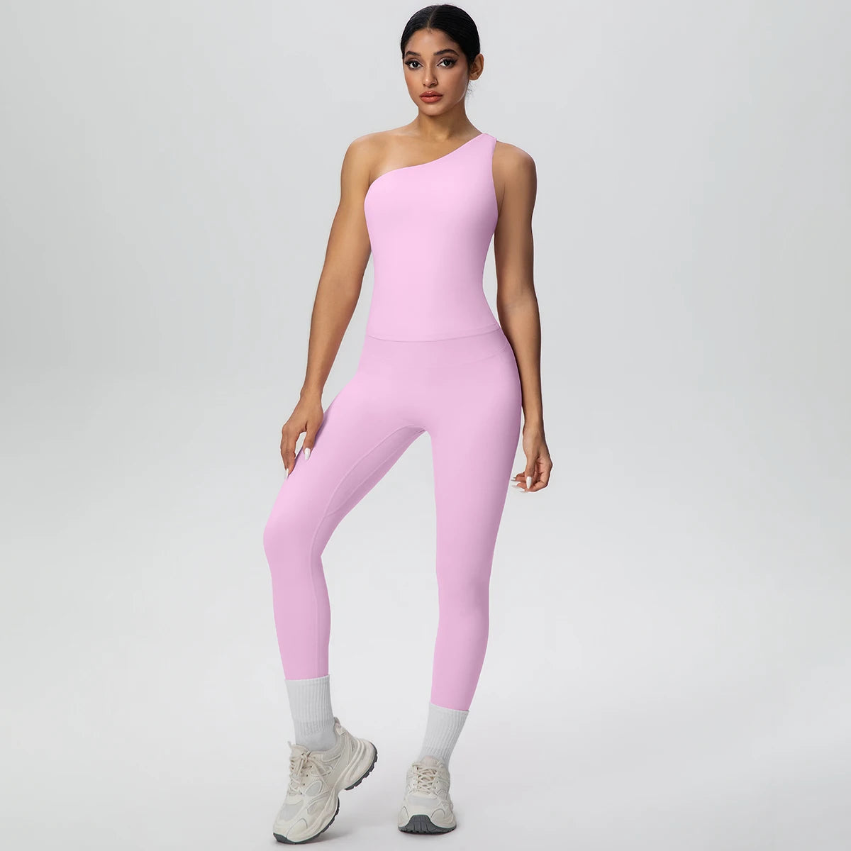 Hellesrosa Yoga-Sportset mit einseitigem Crop-Top und Leggings, Vorderansicht mit Beinabschlüssen