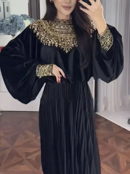 Elegantes Damenkleid mit Rundhalsausschnitt und langen Ärmeln – Patchwork-Design mit Perlen für einen stilvollen Auftritt.