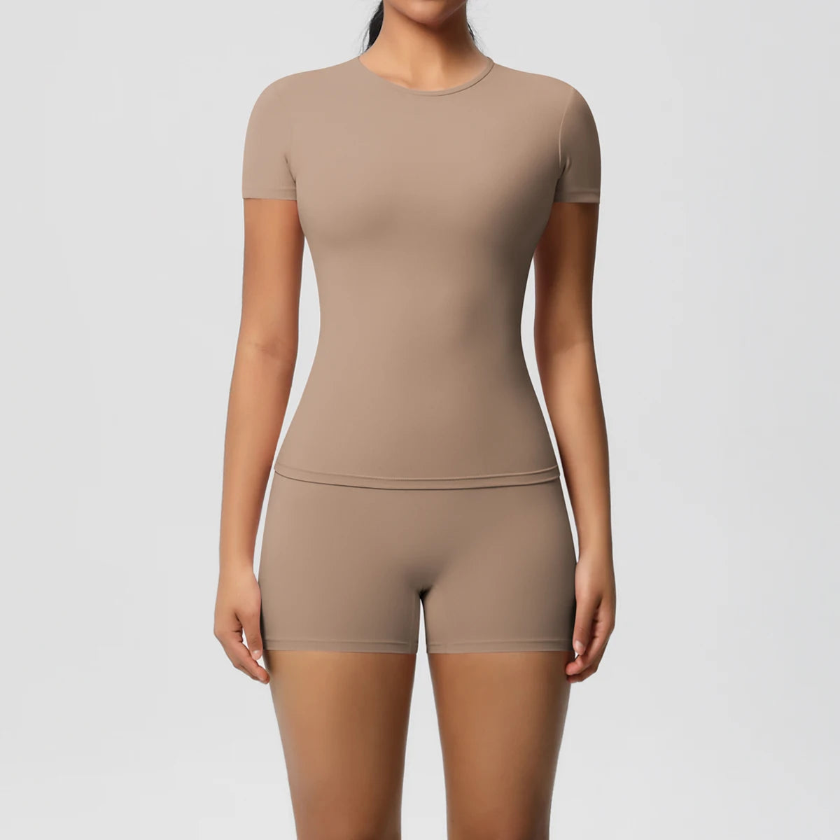 Fitness-Set in Beige: Kurzarm-Top und Bike-Shorts, figurbetont, mit kurzen Beinen