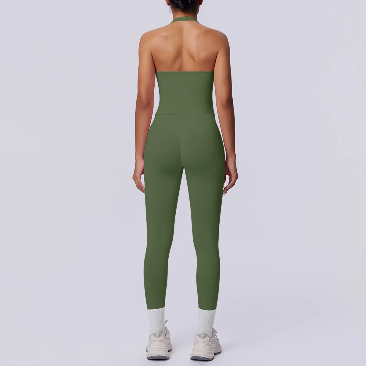 Nahtloses Yoga-Set in Olivgrün: Rückenansicht mit Trägershirt und 7/8-Leggings.