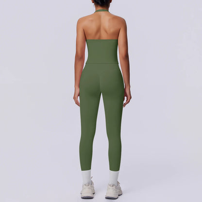 Nahtloses Yoga-Set in Olivgrün: Rückenansicht mit Trägershirt und 7/8-Leggings.