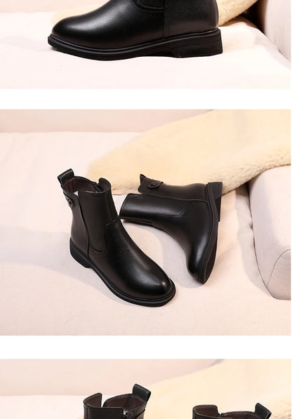Schwarze Stiefelette mit kurzer Prägung am Schaft und gepolsterter Innenseite auf Sofa