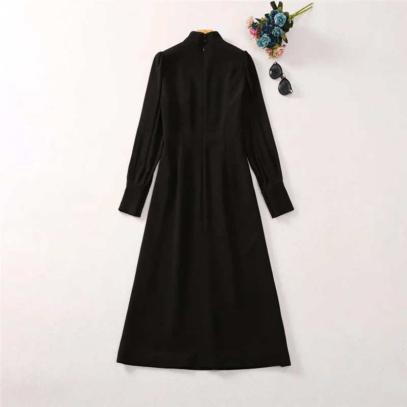 Elegante Damenjacke mit Applikationen und Perlen, locker geschnitten, mit Reverskragen und langen Ärmeln im Patchwork-Design.