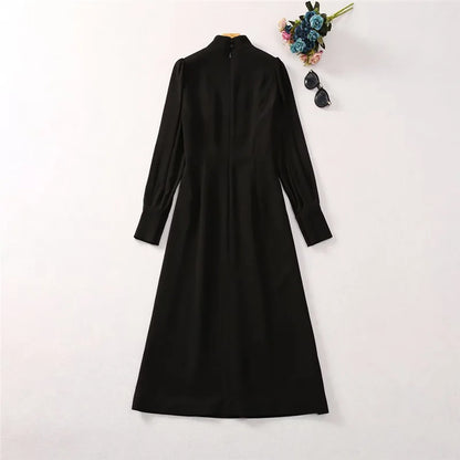 Elegante Damenjacke mit Applikationen und Perlen, locker geschnitten, mit Reverskragen und langen Ärmeln im Patchwork-Design.