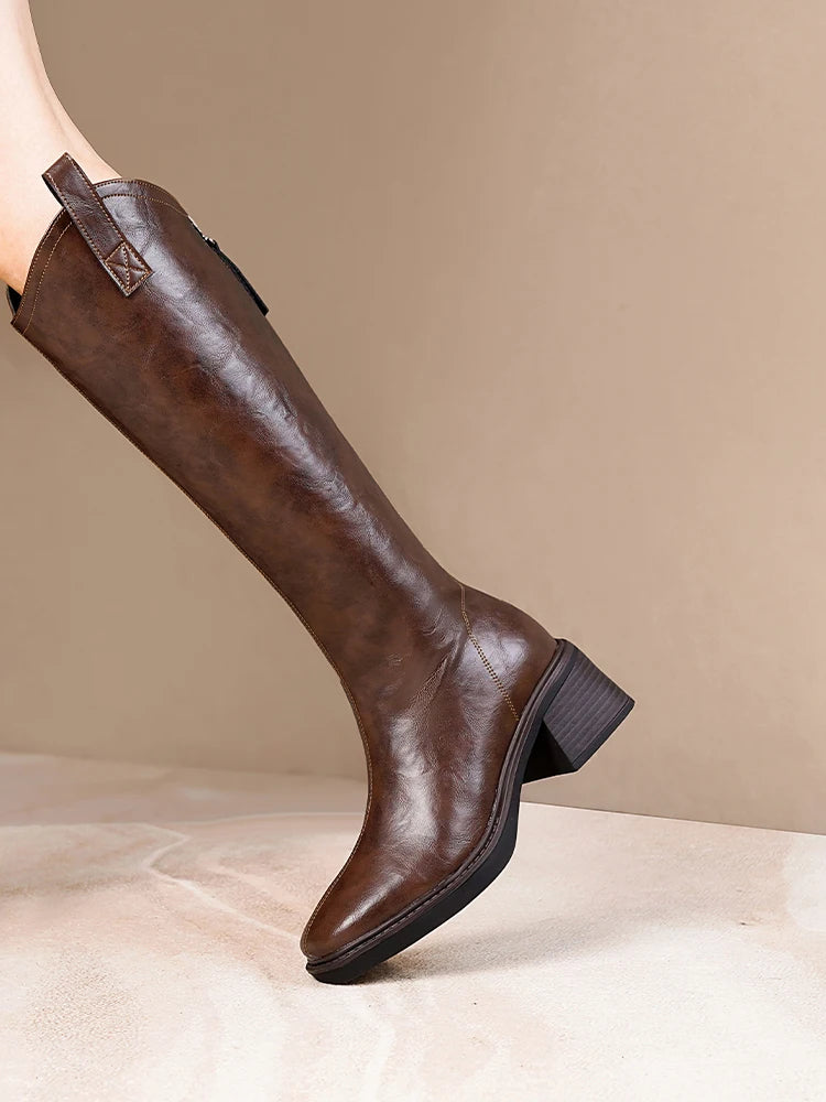 Braune lange Stiefel aus Leder mit eckiger Zierlasche und kräftigem Absatz