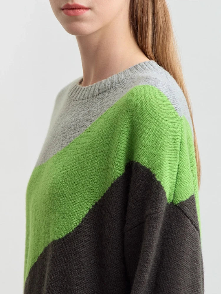 Nahaufnahme Strickpullover: diagonaler Kontrast in Hellgrün und Dunkelgrau