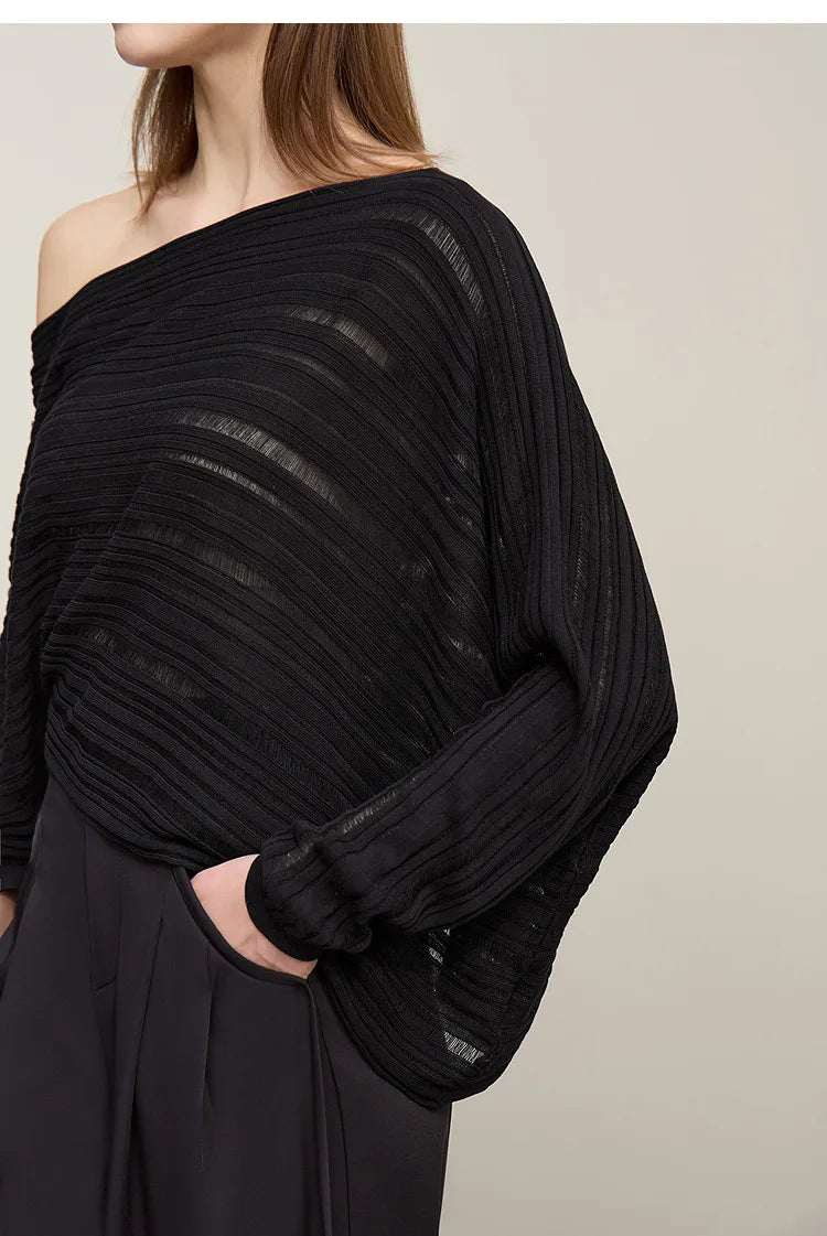 Schwarzer Strickpullover mit breiten Schultersaum und langen Ärmeln, schräg drapiert