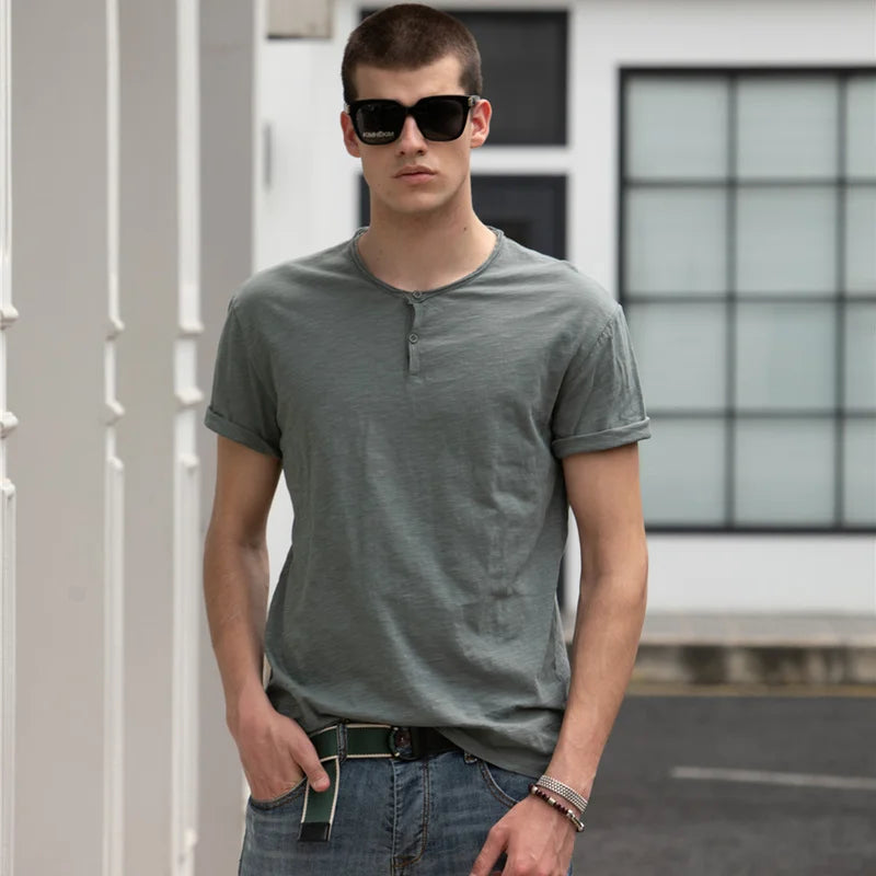 Herren T-Shirt aus einfarbigem Casual-Stoff mit klassischem Schnitt für den Sommer