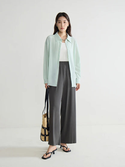 Kühlendes und antibakterielles Lyocell-T-Shirt in Übergröße mit schulterbetonendem Design und figurformendem Druckmuster.