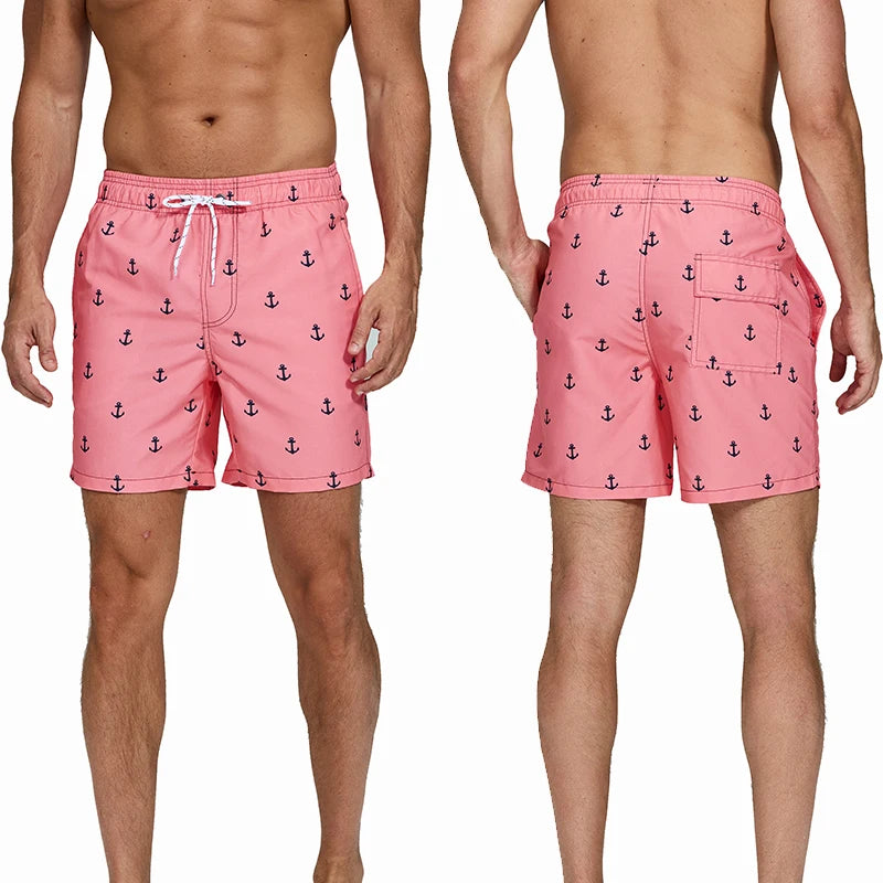 Herren-Badeshorts mit Mesh-Innenslip, verstellbarem Bund und Taschen – ideal für Sport und Freizeit.
