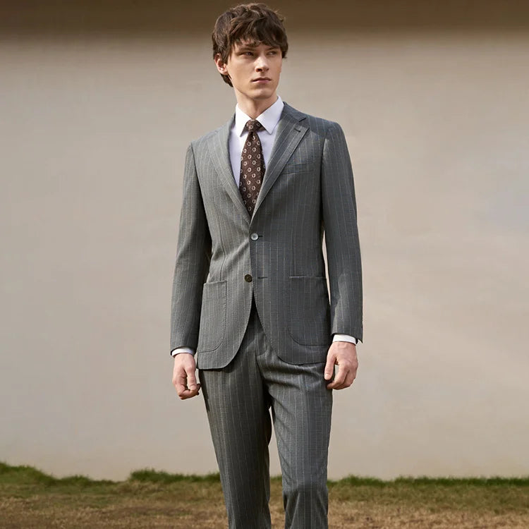 Eleganter Herrenanzug aus 67% Wolle: Grauer Nadelstreifen, Einreiher, Business & Hochzeit, Slim Fit