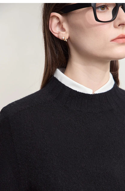 Dunkler Damenpullover mit geripptem Halsausschnitt (Mock Neck) und weißem Unterkragen.