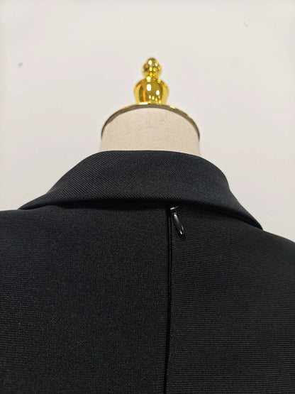 Elegantes Damenkleid mit Rundhalsausschnitt, halblangen Ärmeln und Spitzen-Patchwork-Design – figurbetont und stilvoll.