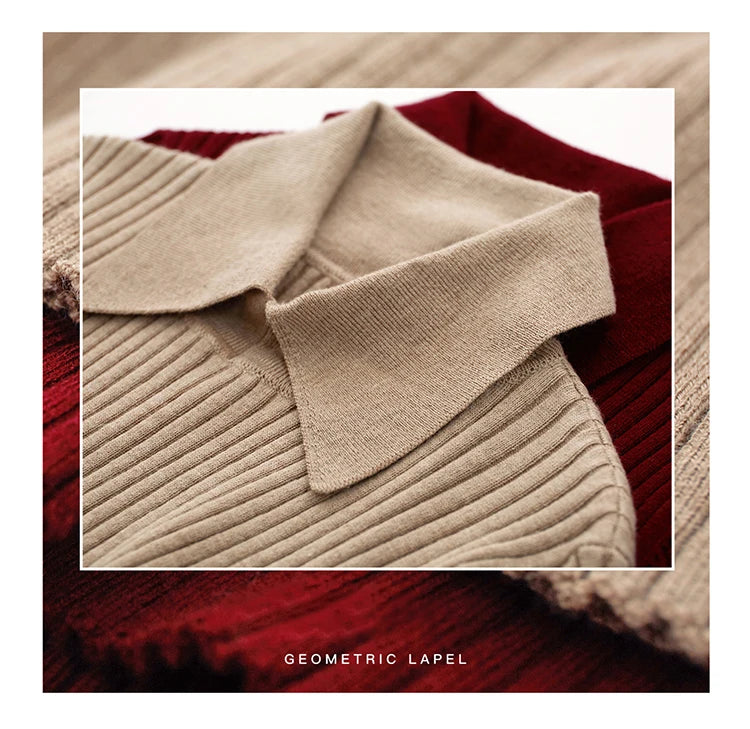 Damenpullover im Detail: beiger Polo-Kragen und Ärmelbündchen, gerippte Optik