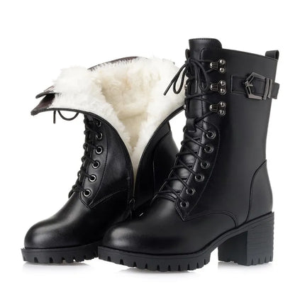 Schwarze Bikerstiefel mit Schnürung und weißem Fellbesatz am Schaft