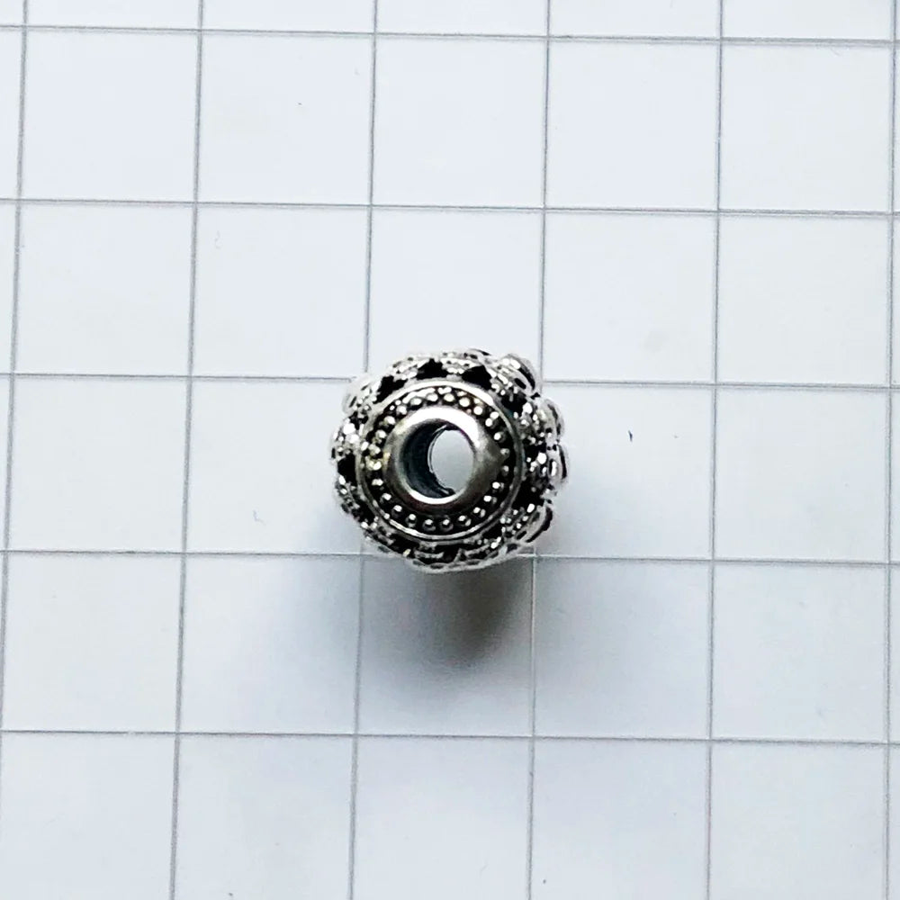 Charmperle von hinten: silberne Öse mit rundem Innenring